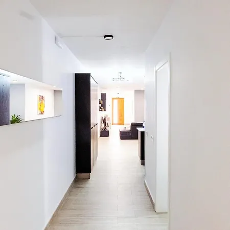 Apartment Dioor Luxurious By Dahlia